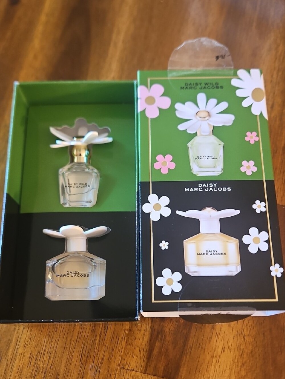 Marc Jacobs Daisy Duo Mini Set Of 2. PLUS 8 Fragrance SAMPLE BUNDLE - Picture 2 of 7